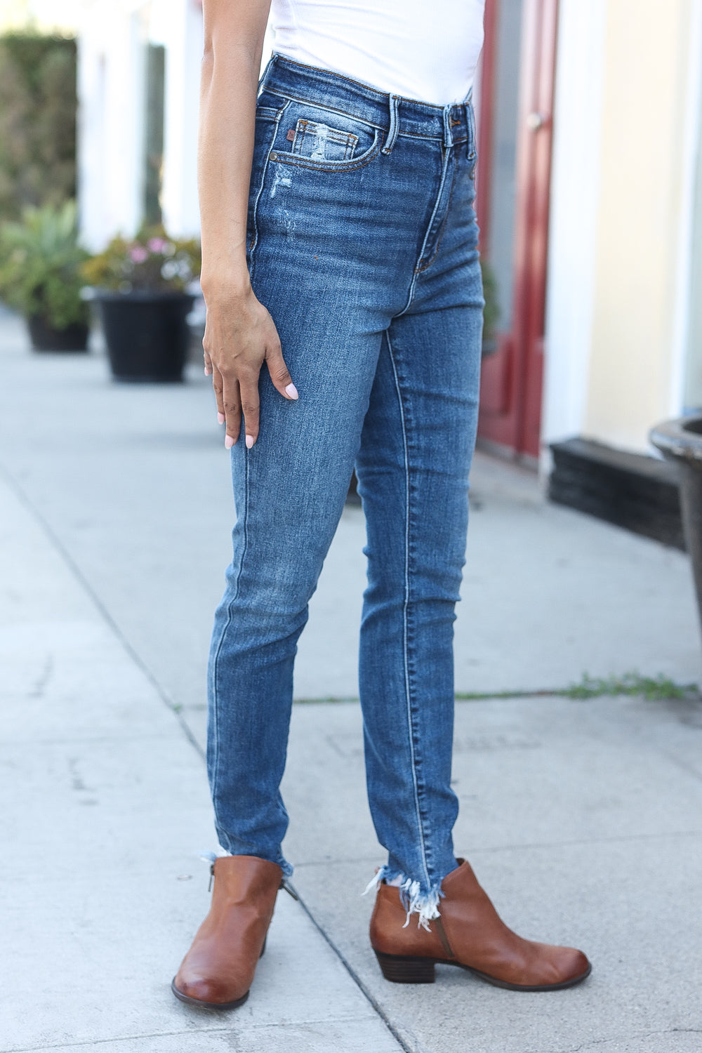 Judy Blue Dark Wash Mid Rise Minimum Distressed Straight Leg Jeans